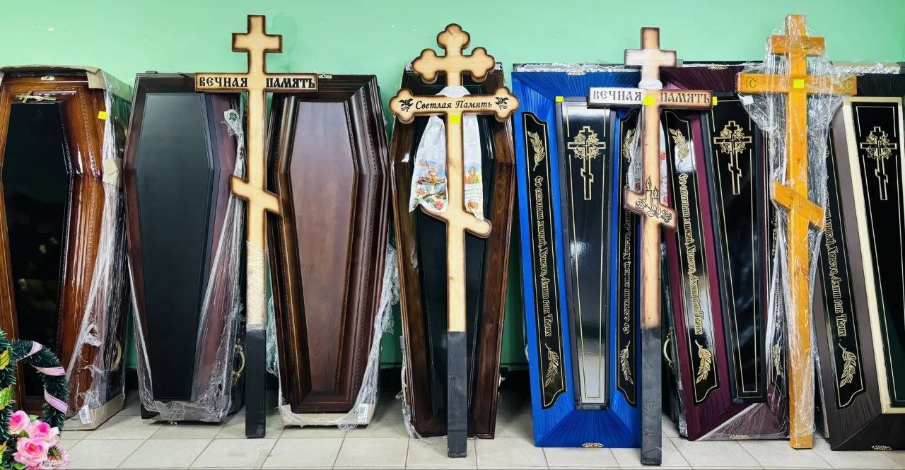 Гробы и кресты различных моделей