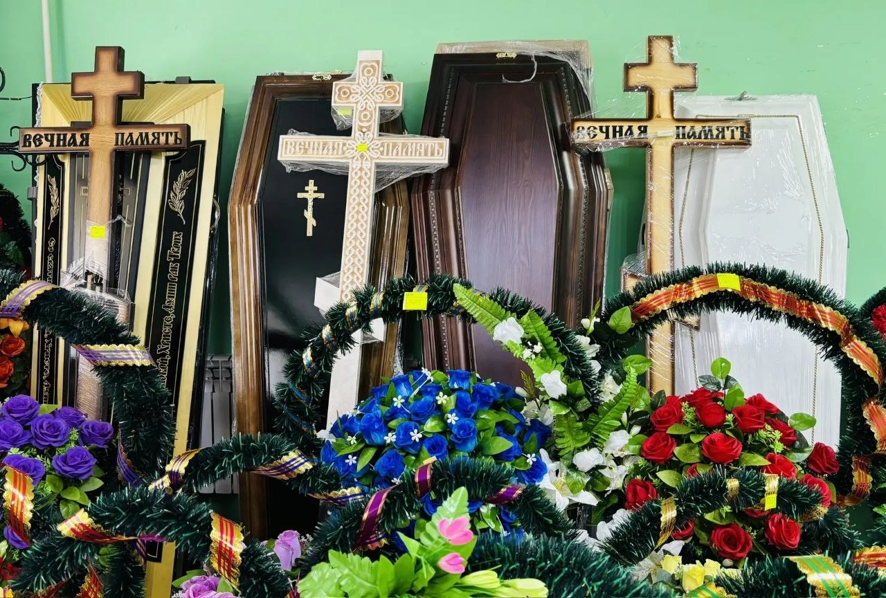 Витрина зала: гробы и венки