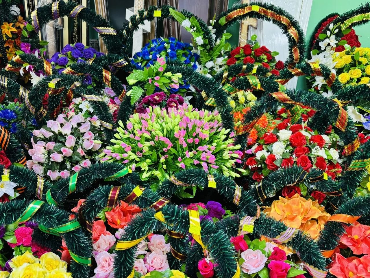 Венки и ритуальные букеты в зале